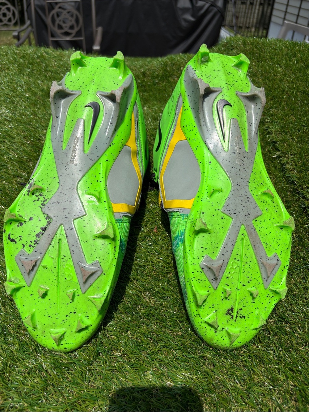 FOOTBALL CLEATS- NIKE Neon Green Soccer Cleats with Black Swoosh and Yellow. - Picture 4 of 5